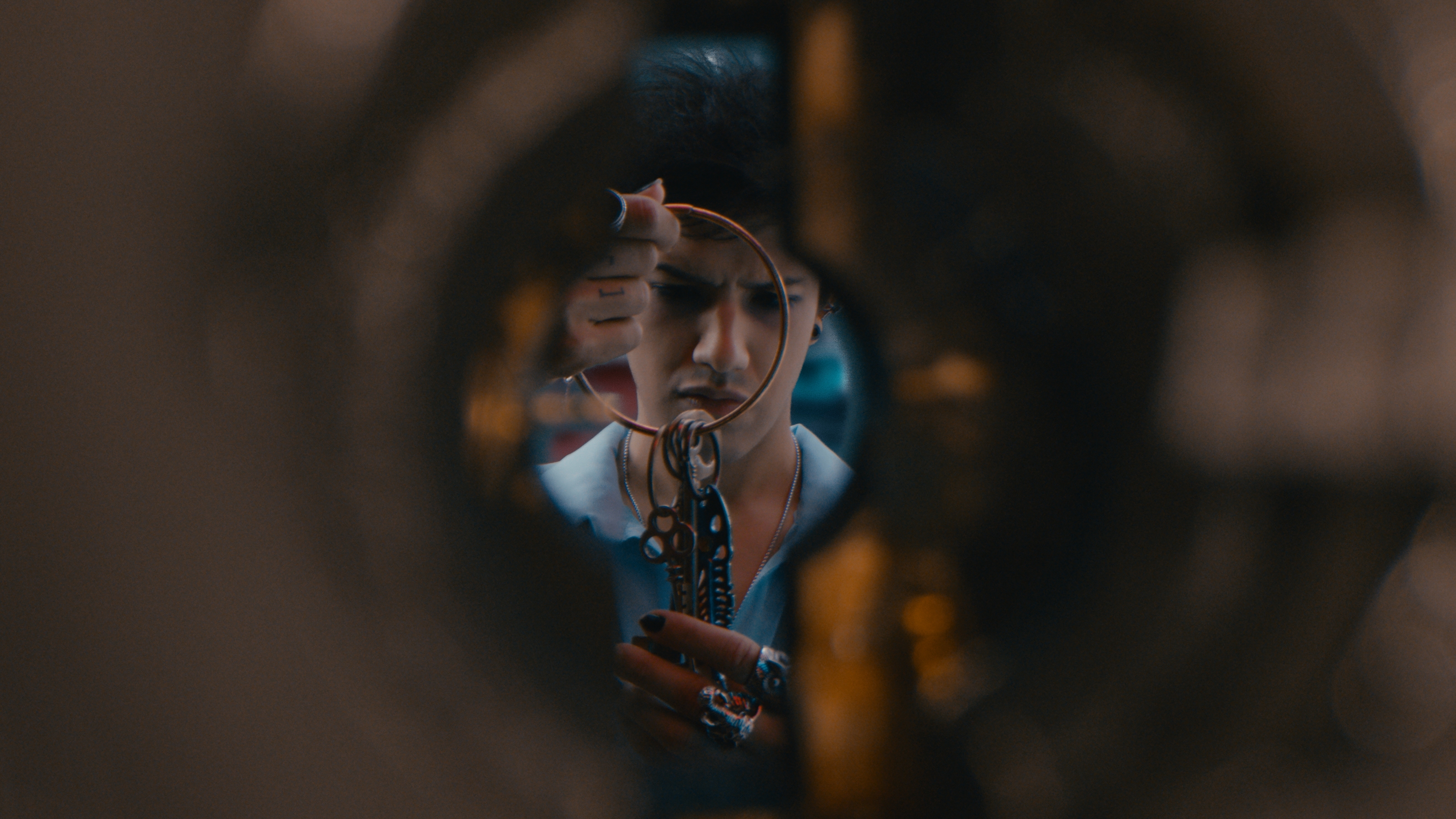 Dante studying a ring of keys through a circular opening
